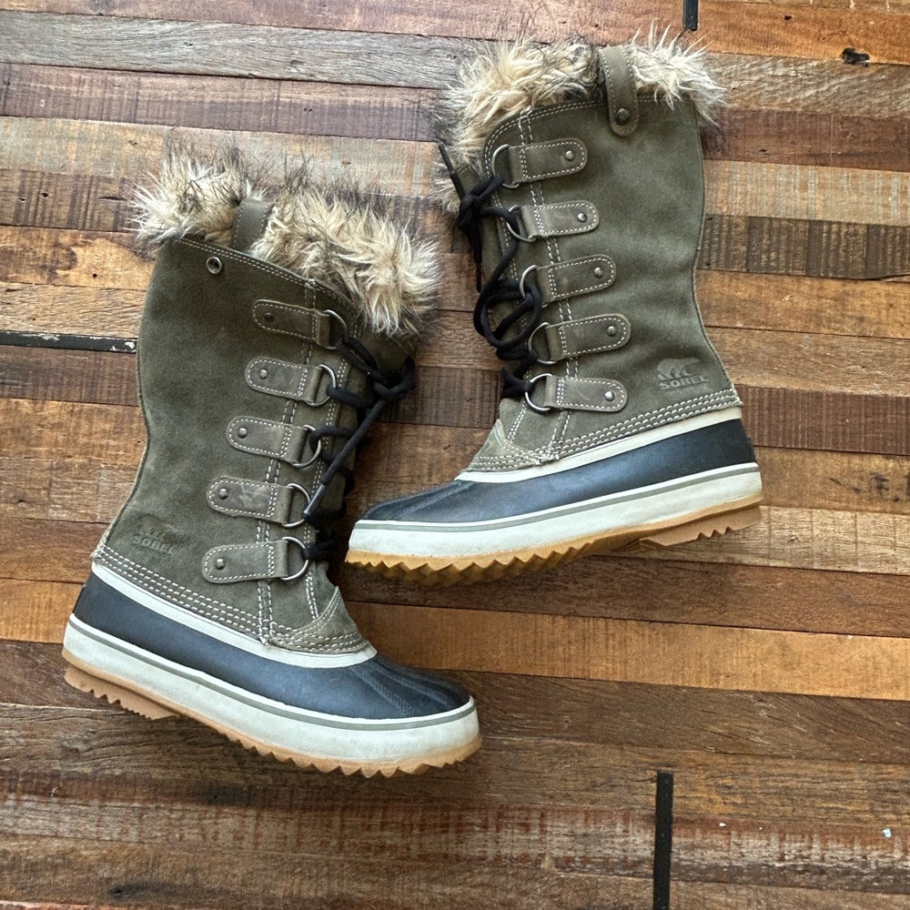 SOREL Joan of Arctic Boots.  Hunter Green and Black. Size 6.